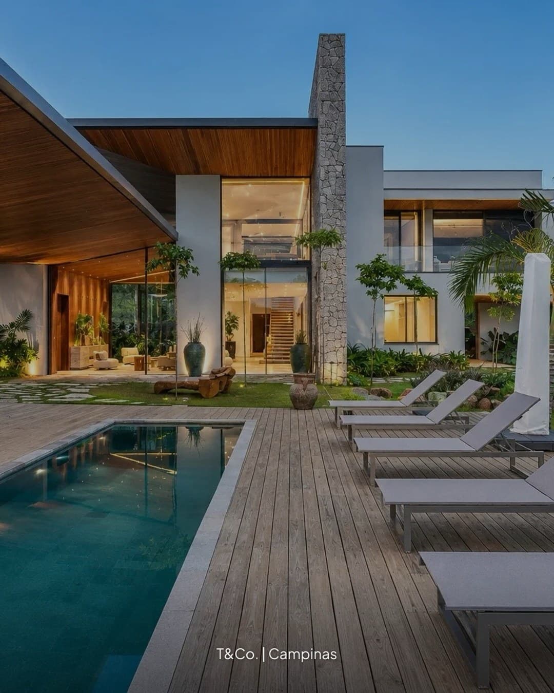 Empreendimento: Condomínio Reserva da Floresta
R$ 35.000.000,00 | 6 Suítes | 10 Vagas | 2.230m² Área Construída | 25.00