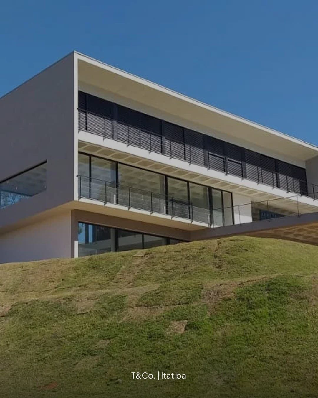 Empreendimento: Fazenda Dona Carolina
R$ 5.700.000,00 | 4 Suítes | 4 Vagas | 700m² Área Construída | 3.000m² Terreno |